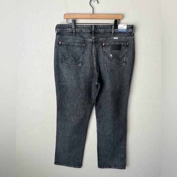 Stylish Black Distressed Women's Jeans - Picture 6 of 11